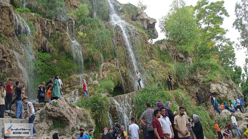 بازدیدکنندگان در حال عکس گرفتن در آبشار نیاسر